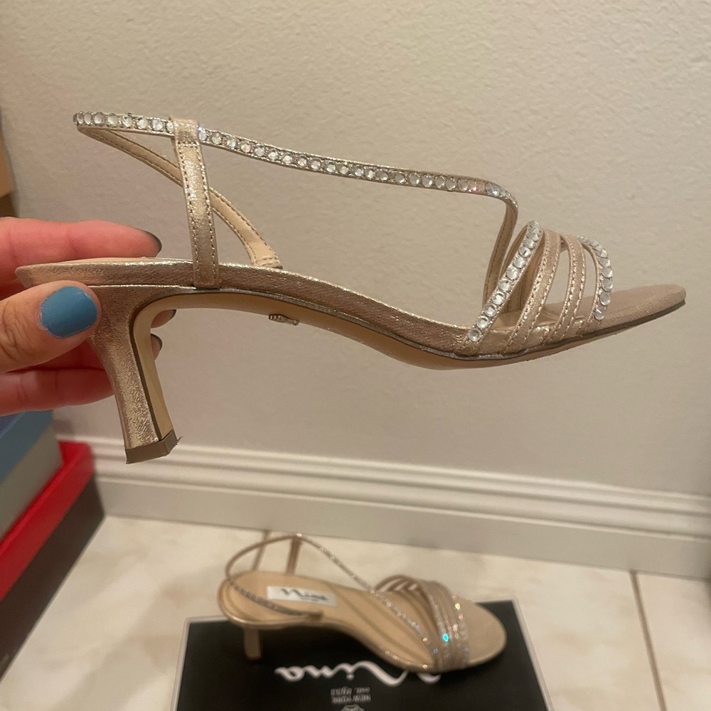 Nina New York Gerri-Fy Taupe Reflective Strappy Heels Size 6.5M - Picture 3 of 6